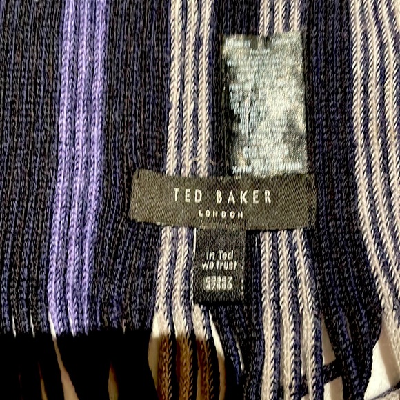 Ted Baker Men’s multicolour striped scarf.Perfect heading into the winter months - Picture 3 of 3